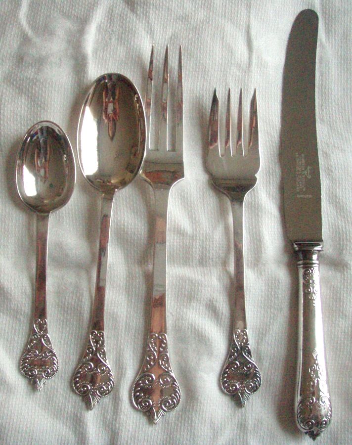 William & Mary (Silverplate) Teaspoon by Roberts & Belk-1