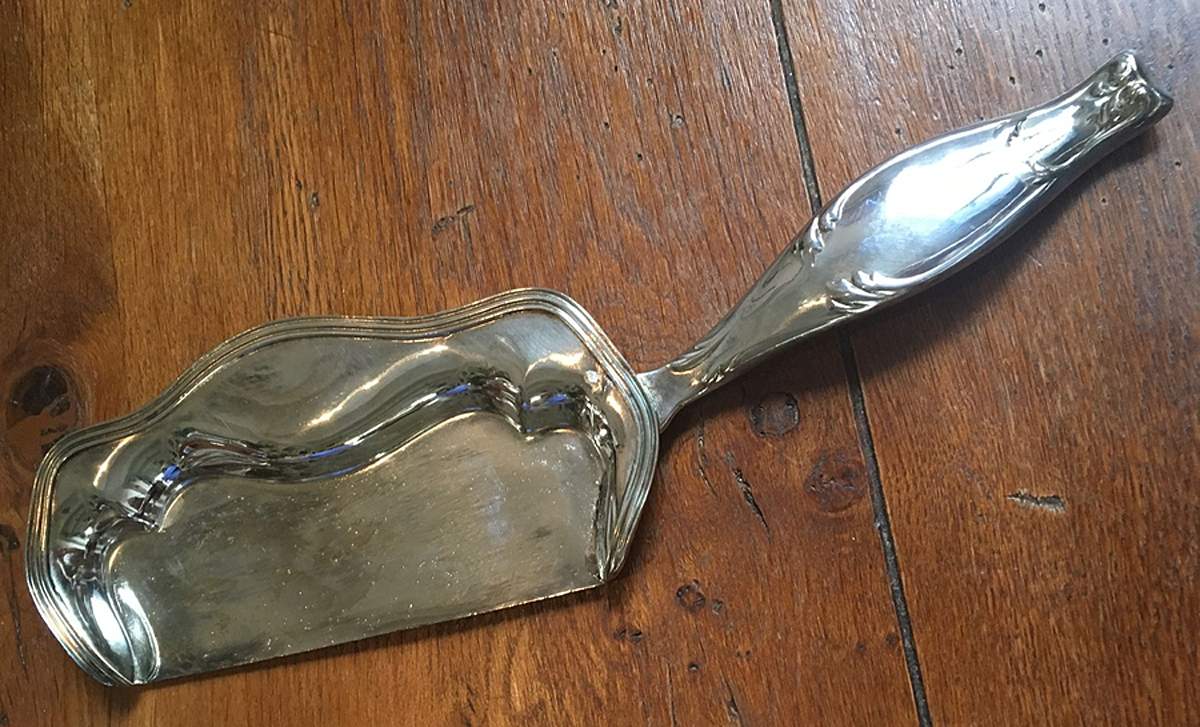 No 38 (Silverplate, Hollowware) Large Flat Handle Crumb Knife/Crumber by Reed & Barton-1