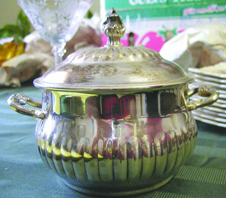 Queen Anne (Silverplate, Hollowware) Plated Covered Round Butter by Sheridan Silver Co-1