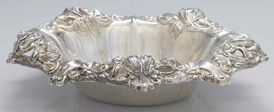 1451 (Sterling, Hollowware) 9" Pierced Round Vegetable Bowl by Simons Bros -1