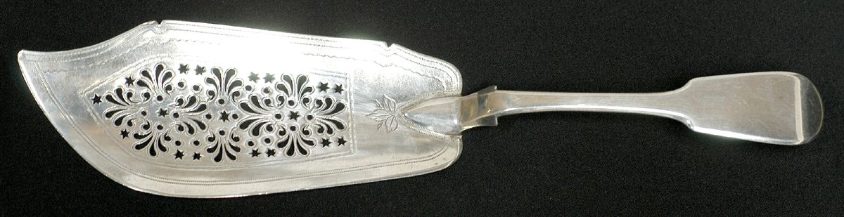 THK1 (Sterling) Large Solid Fish Server by Theobalds & Atkinson-1