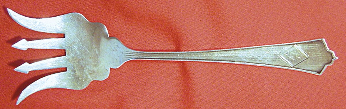 UNF983 (Sterling) Large Solid Tined Sardine Serving Fork by Unknown Mfg Silver-1
