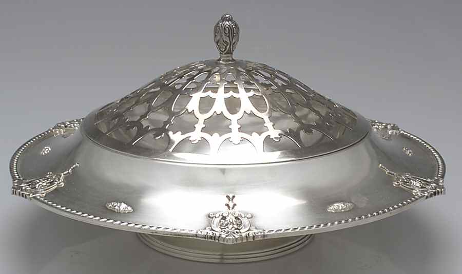 Rose Point (6702, Silverplate, Hollowware) Centerpiece with Frog by Wallace Silver-1