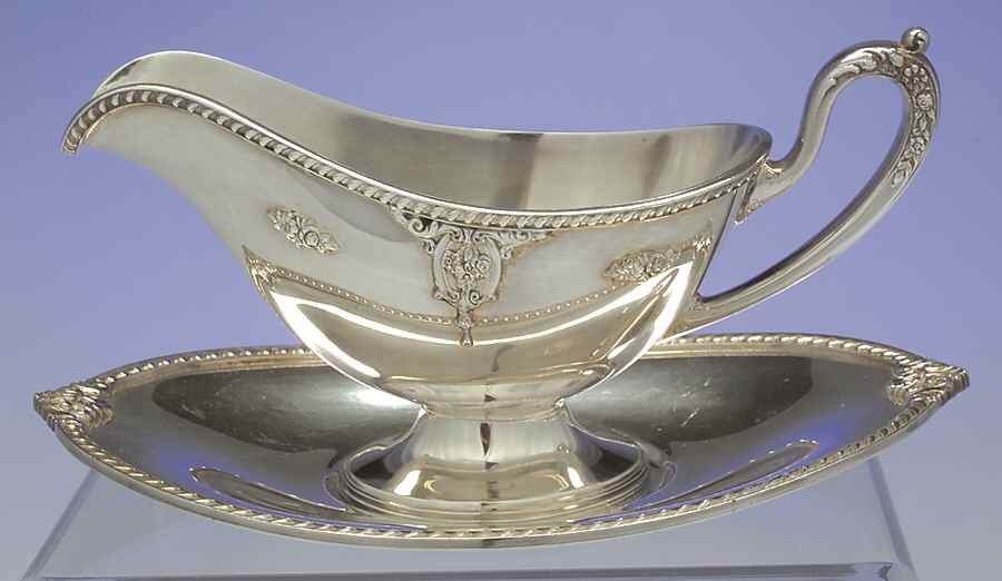 Rose Point (6702, Silverplate, Hollowware) Plated Gravy Boat & Underplate by Wallace Silver-1