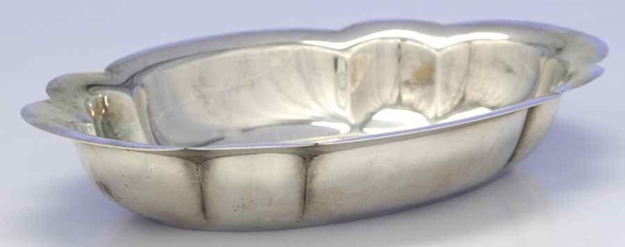 Quincy (Sterling, Hollowware) Medium Oval Sterling Vegetable Bowl by Wallace Silver-1