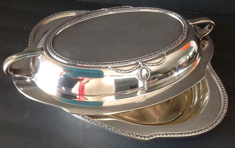 Dorothy Q (Silverplate, Hollowware) Oval Covered Vegetable by Wallace Silver-1