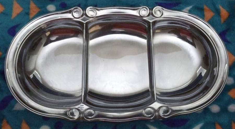 Valencia (Armetale, Hollowware) 12" 3 Part Oval Divided Server by Wilton Armetale-1