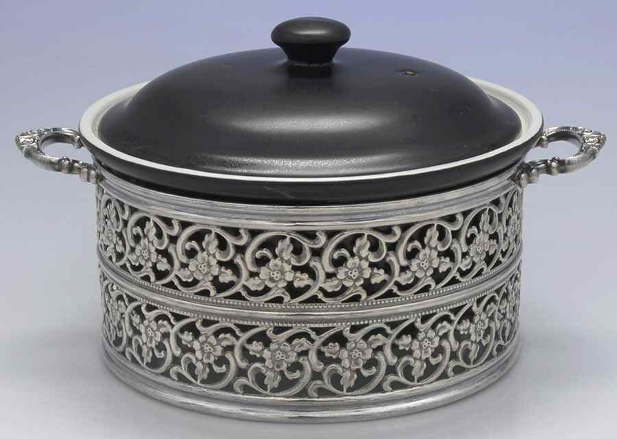 9095 (Silverplate, Hollowware) Casserole Holder w/2 Qt Round China Liner by Wallace Silver-1