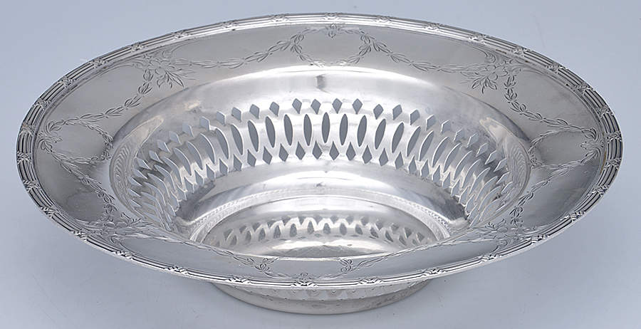 124XE (Sterling, Hollowware) 10" Fruit Serving Bowl by Wallace Silver-1