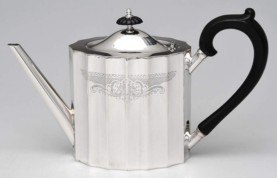 Colonial Classic (Plated, Hollowware) Teapot by Lunt Silver-1