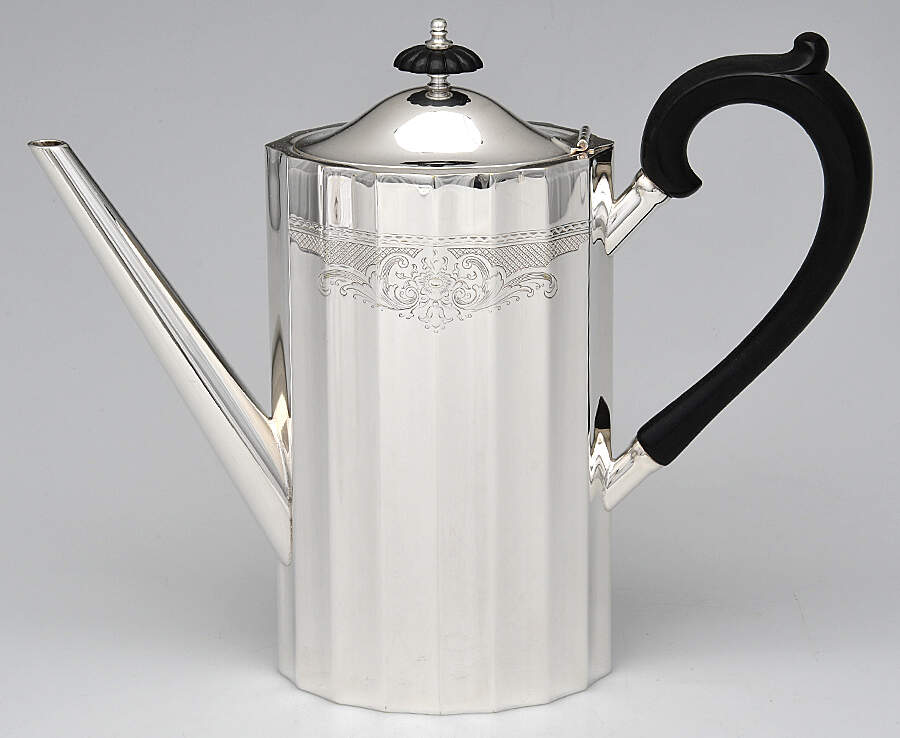 Colonial Classic (Plated, Hollowware) Silverplate Coffee Pot by Lunt Silver-1
