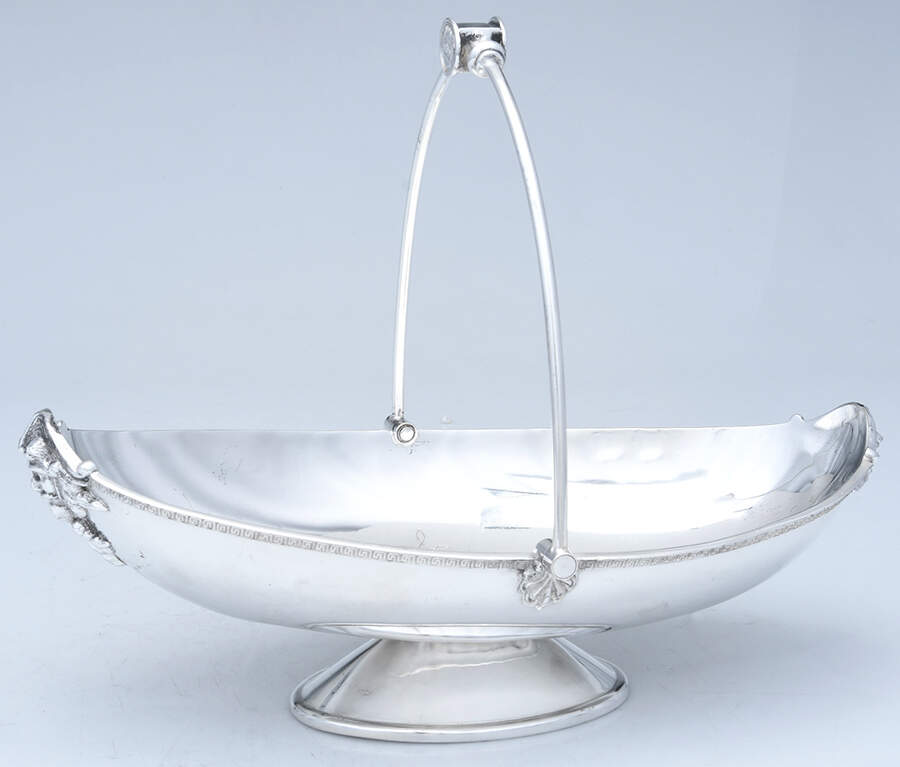 Medallion (Silverplate, Hollowware) Handled Bread Basket by Meriden Britannia -1