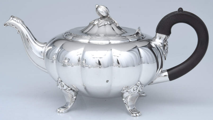 Melon-Plain (Silverplate, Hollowware) Teapot-Wood Handle by Oneida Silver-1