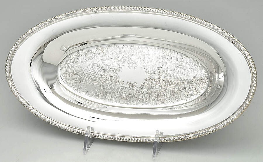 9210 (Silverplate, Hollowware) Silverplate Bread Tray by Oneida Silver-1