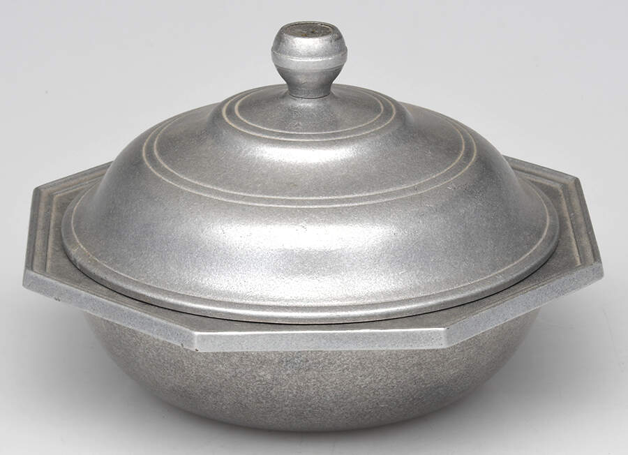 Colonial (Armetale, Hollowware) 1 Quart Round Covered Casserole by Wilton Armetale-1