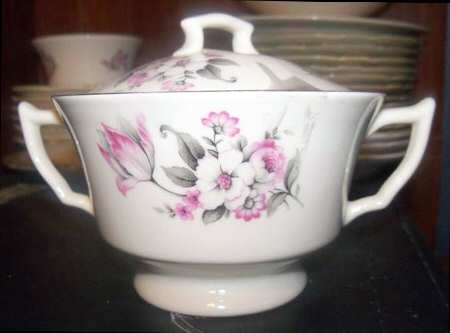 Moss Rose (Smooth Edge, Gold Trim) Sugar Bowl & Lid