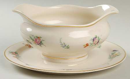 Selma (Smooth) Gravy Boat with Attached Underplate