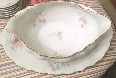 AHR149 Gravy Boat with Attached Underplate