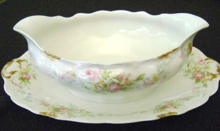 AHR171 Gravy Boat with Attached Underplate