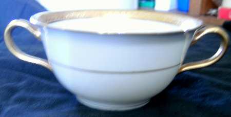 AHR28 Footed Cream Soup Bowl