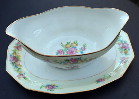 AHR94 Gravy Boat with Attached Underplate