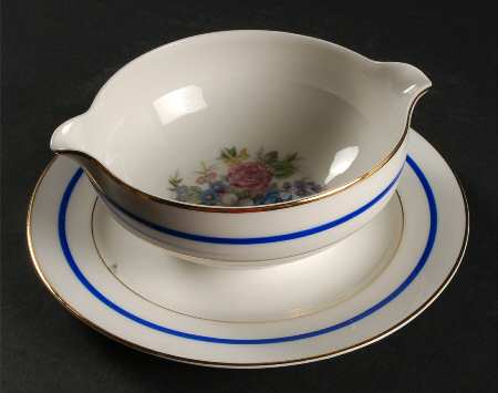 Calais Gravy Boat with Attached Underplate