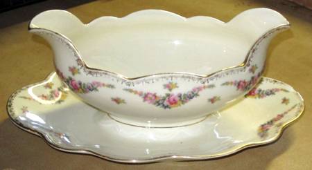 ALT100 Gravy Boat with Attached Underplate