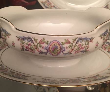 ALT40 Gravy Boat with Attached Underplate