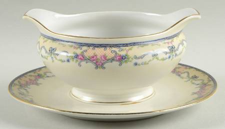Arabesque Gravy Boat with Attached Underplate