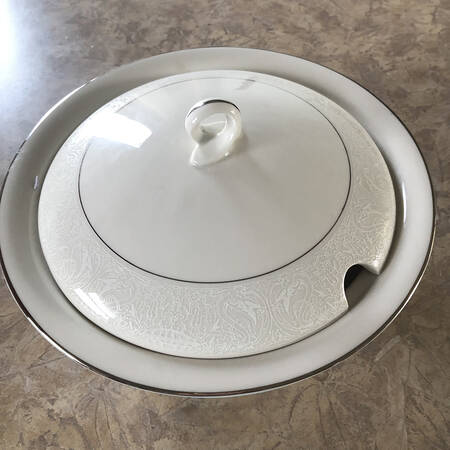 Chantilly Round Covered Vegetable