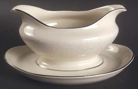 Chantilly Gravy Boat with Attached Underplate