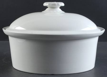 Teema Off White 3 Quart Oval Covered Casserole