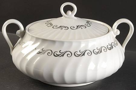 Silver Wreath Round Covered Vegetable