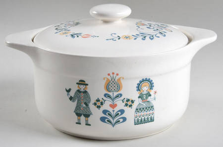 Lad N' Lassie 2 Qt Round Covered Casserole