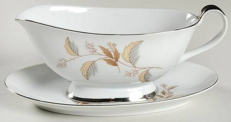 Oak Leaf Gravy Boat & Underplate