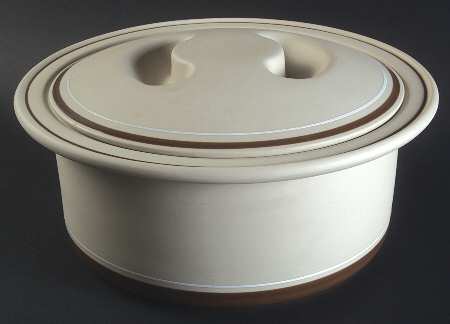 Genesis Beige 3 Quart Round Covered Casserole