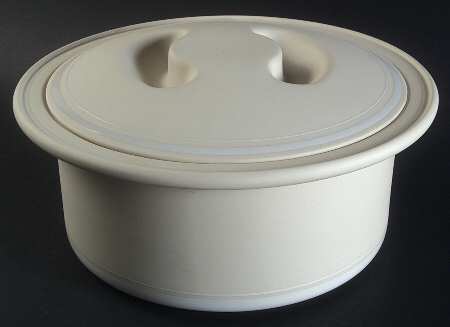 Genesis Sand 3 Quart Round Covered Casserole
