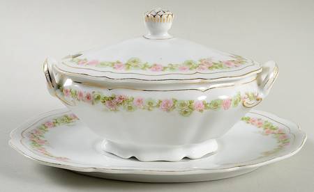 The Munich Gravy Boat & Lid w/Underplate
