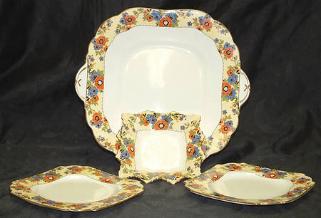 AYN22 Square Handled Cake Plate