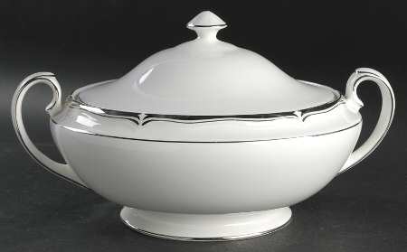 Tradition Round Covered Vegetable