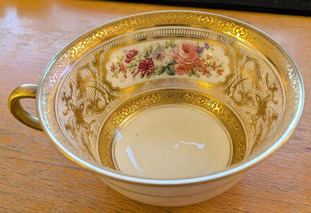 AHR263 Footed Cup