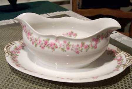 AHR366 Gravy Boat with Attached Underplate