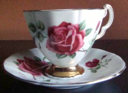 H662 Footed Cup & Saucer Set