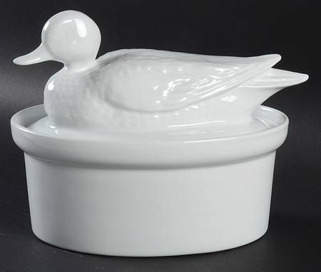 Classic Whiteware 1.5 Quart Oval Casserole & Duck Lid