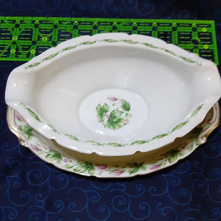 ALA18 Gravy Boat with Attached Underplate