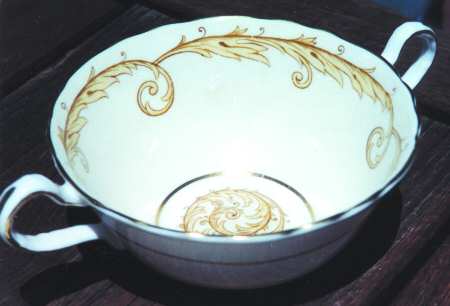 AYN73 Footed Cream Soup Bowl