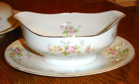 AHR573 Gravy Boat with Attached Underplate