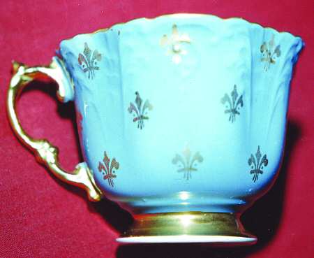 AYN143 Footed Cup