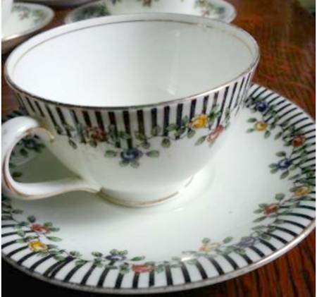 AYN145 Footed Cup & Saucer Set