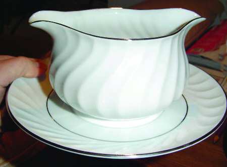 Spring Swirl Gravy Boat with Attached Underplate